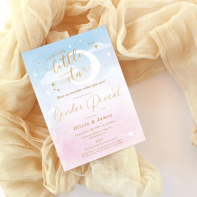 Visa Lilla stjärna för Twinkle-Gender Inbjudningar (5x7 Little Star blue and pink gender reveal invitation displayed on pale yellow flowy fabric)