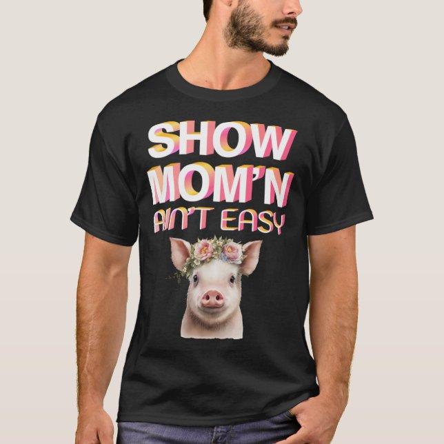 VISA MAMMA PÅ LÄTT SOM VISAR Grisar på mässa T Shirt (Framsida)