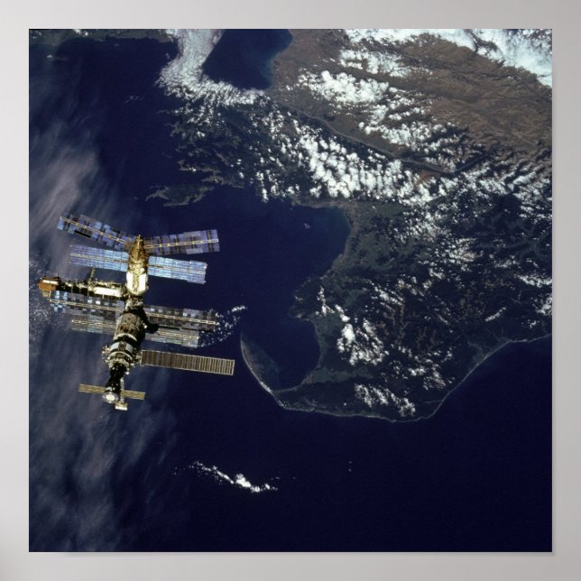 Visa Mir Space Station från Shuttle Atlantis Poster (Framsidan)