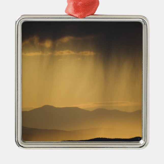 Visa på successiva backar längs överkanten av julgransprydnad metall (Framsidan)