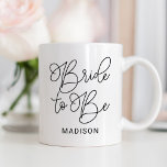 Visa som svart, modernt skript Personligt bröllp Kaffemugg<br><div class="desc">Modern och avslappnad chic svart kalligrafi-skript "Bride to BE" (Bläddra till bli) för kvinnor i möhippa bröllop har anpassningsbar text som kan vara personlig med bridens första namn. Gör en fin gåva till den framtida mrs!</div>
