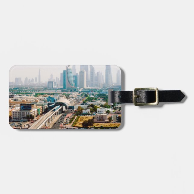 Visa tunnelbanelinje och skyscraper i stan bagagebricka (Horisontell Framsida)