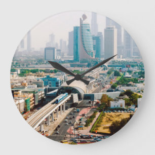 Visa tunnelbanelinje och skyscraper i stan stor klocka