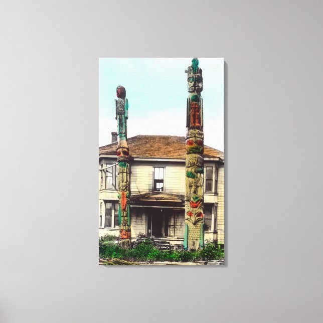 Visa två TotempolesWrangell, AK Canvastryck (Framsida)