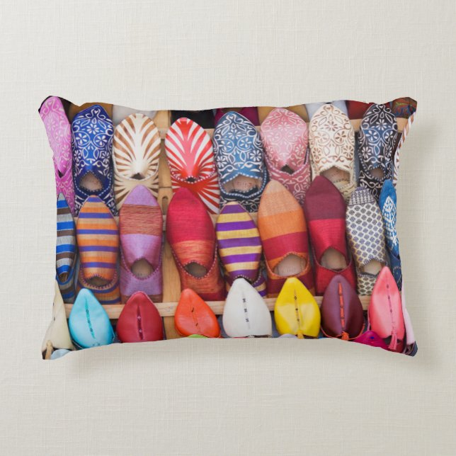 Visade skor i en butik i soporna prydnadskudde (Framsidan)