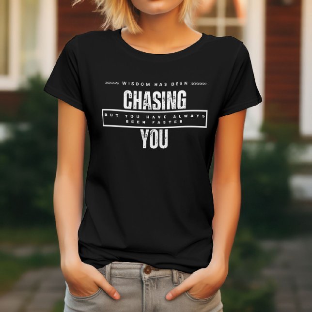Visdom har jagat dig  Roligt T Shirt (Skapare uppladdad)