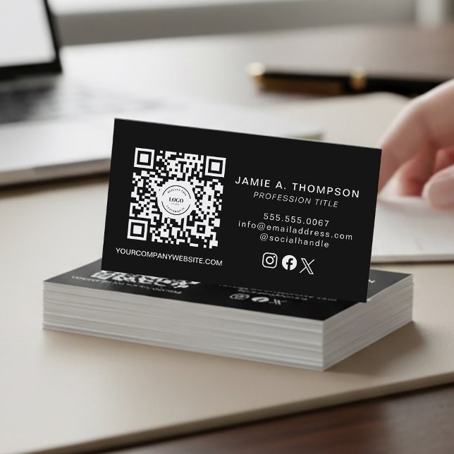 Visitenkort med QR-kod Svart modern logotyp Visitkort (Customizable logo, QR code, social media handle, website, contact info black business card.)