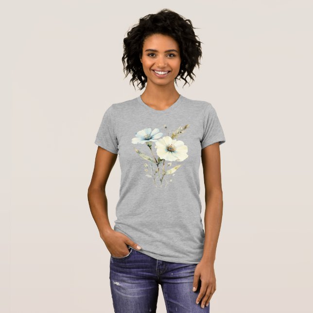 Viskande kronblad: Mjuk blå och krämfärgad blomnin T Shirt (Hel framsida)