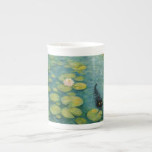 Viskningar vid Liljedammen – Katt Benporcelain Mug