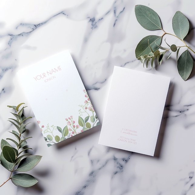 visning för rosa och grönt av blomsterkranning visitkort (Earring display holder with pink petals and green leaves watercolor style floral border.)