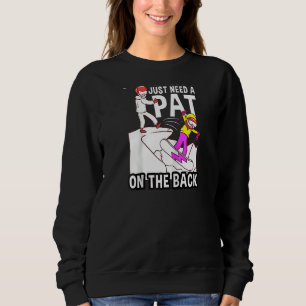 Vissa behöver en pat på bak-Sarcasm-vintern T Shirt