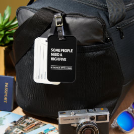 Vissa behöver höga fem bagagebricka