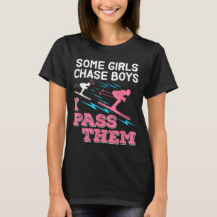 Vissa flickor jagar pojkar passerar skidåkerska fl t shirt