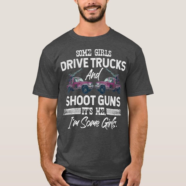 Vissa flickor kör Lastbilar och skjuter vapen mot  T Shirt (Framsida)