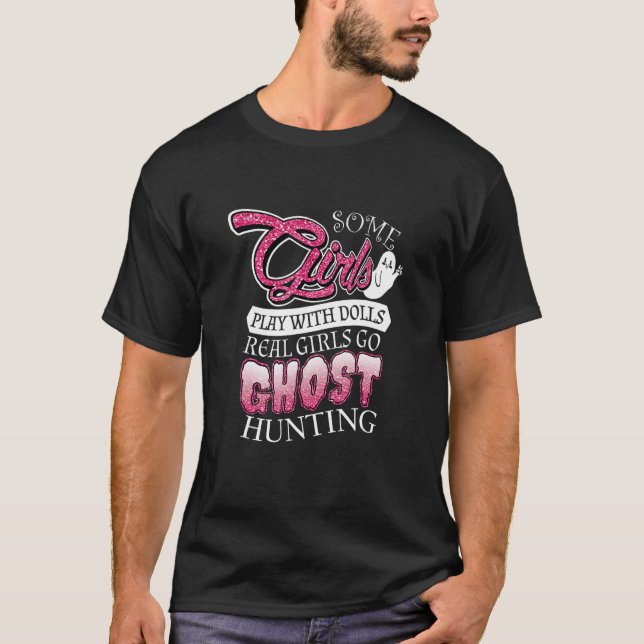 Vissa Flickor Leker Med Dockor Vissa Flickor Jagar T Shirt (Framsida)