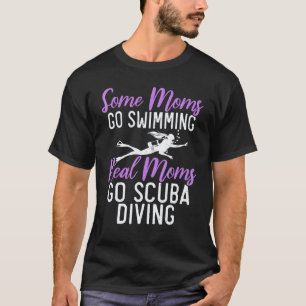 Vissa mammor simmar riktiga mammor gör Scuba Dykni T Shirt