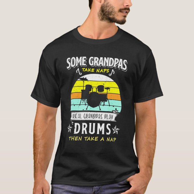 Vissa morfar tar Naps Real Grandpas Play Drums M T Shirt (Framsida)