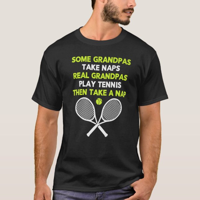 Vissa morfar tar Naps Real Grandpas Play Tennis T Shirt (Framsida)