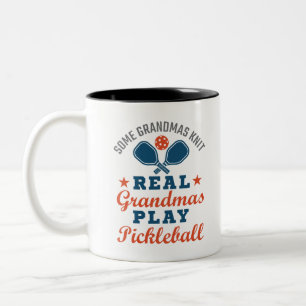 Vissa mormas Sticka Real Grandmas Play Pickleball Två-Tonad Mugg