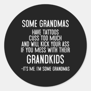 Vissa mormor har tatueringar för mycket och vilja runt klistermärke