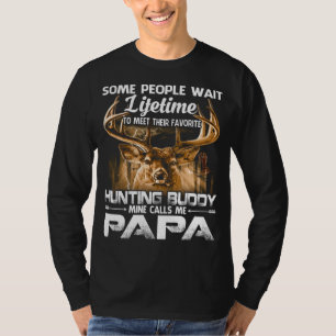 Vissa personer väntar på att få träffa sin favorit t shirt