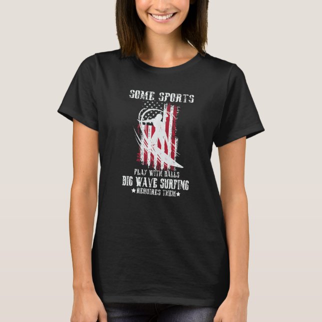 Vissa sporter spelas med bollar  Big Wave Surfing  T Shirt (Framsida)