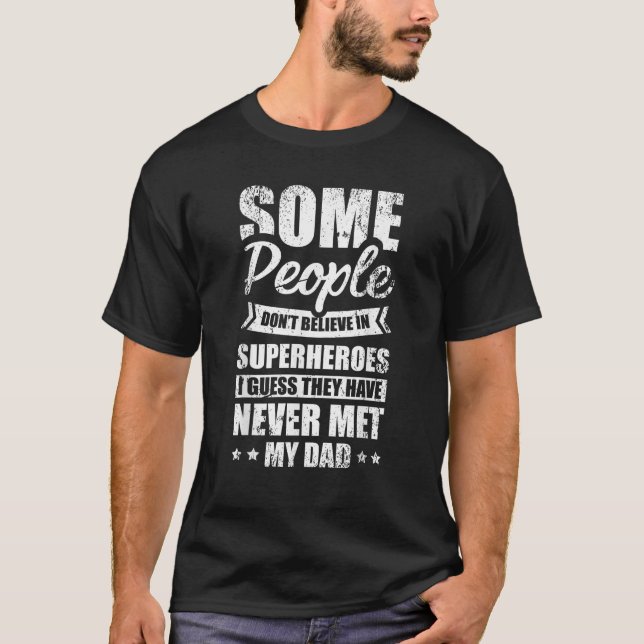Vissa tror inte på superhjältar Pappa Fathe T Shirt (Framsida)