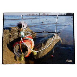 Vissende Fubby op een blikje aan de waterkant.