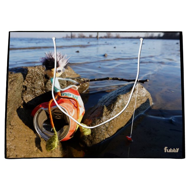 Vissende Fubby op een blikje aan de waterkant. (Framsidan)