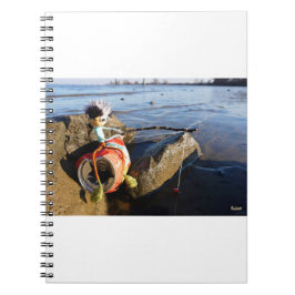 Vissende Fubby op een blikje aan de waterkant. Anteckningsbok