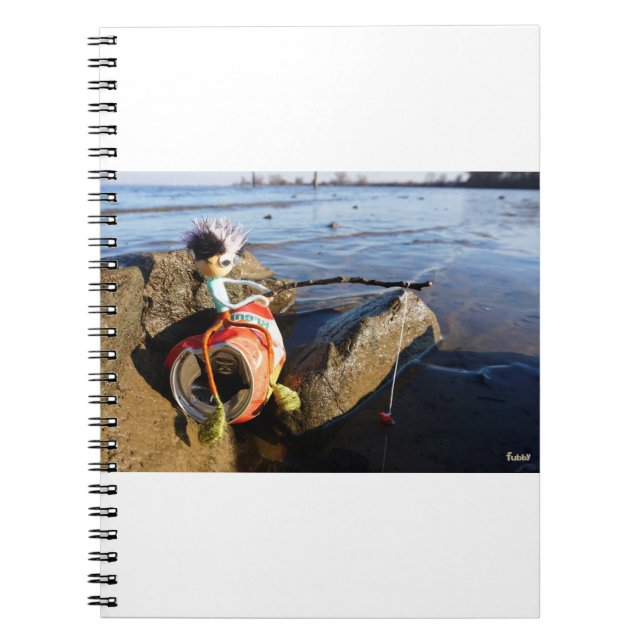 Vissende Fubby op een blikje aan de waterkant. Anteckningsbok (Framsidan)
