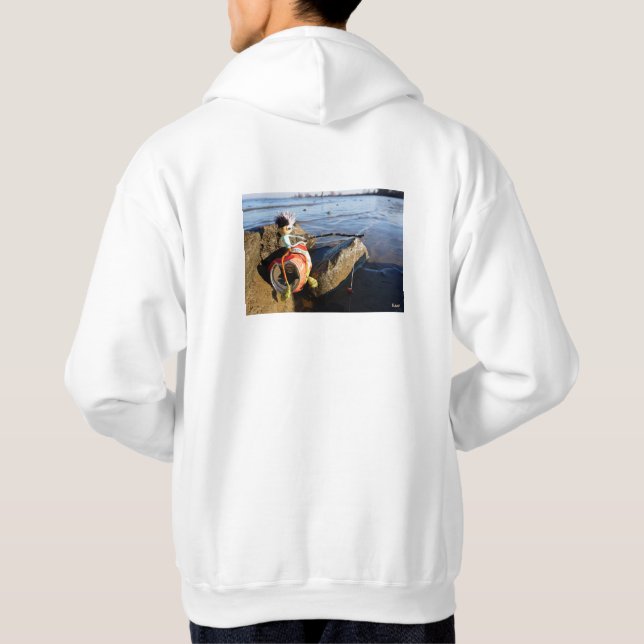 Vissende Fubby op een blikje aan de waterkant. Hoodie (Baksida)