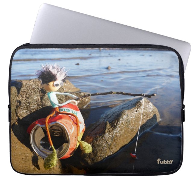 Vissende Fubby op een blikje aan de waterkant. Laptop Fodral (Framsidan)