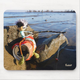 Vissende Fubby op een blikje aan de waterkant. Musmatta