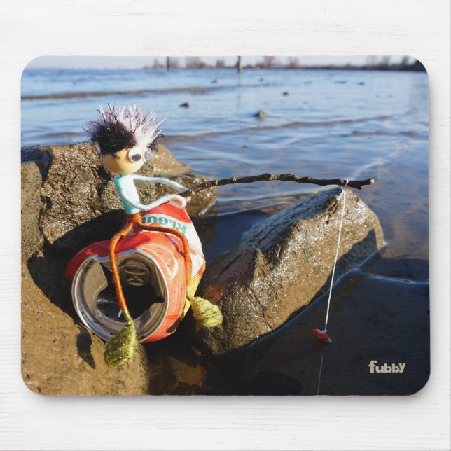 Vissende Fubby op een blikje aan de waterkant. Musmatta (Framsidan)