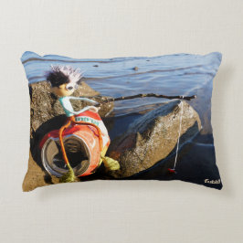 Vissende Fubby op een blikje aan de waterkant. Prydnadskudde