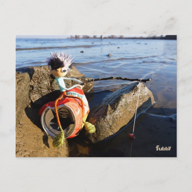 Vissende Fubby op een blikje aan de waterkant. Vykort (Framsida)