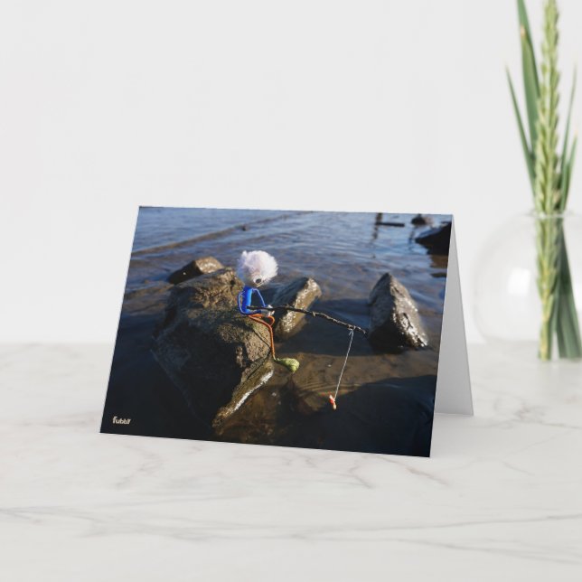 Vissende Fubby op een steen. Tack Kort (Framsida)