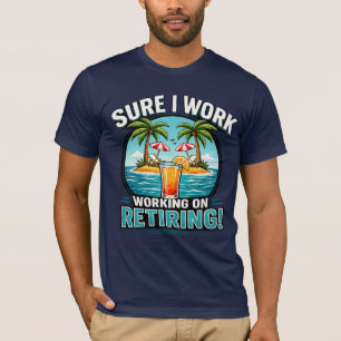 Visst Jobbar Jag – Rolig Design För Pensionärer T Shirt
