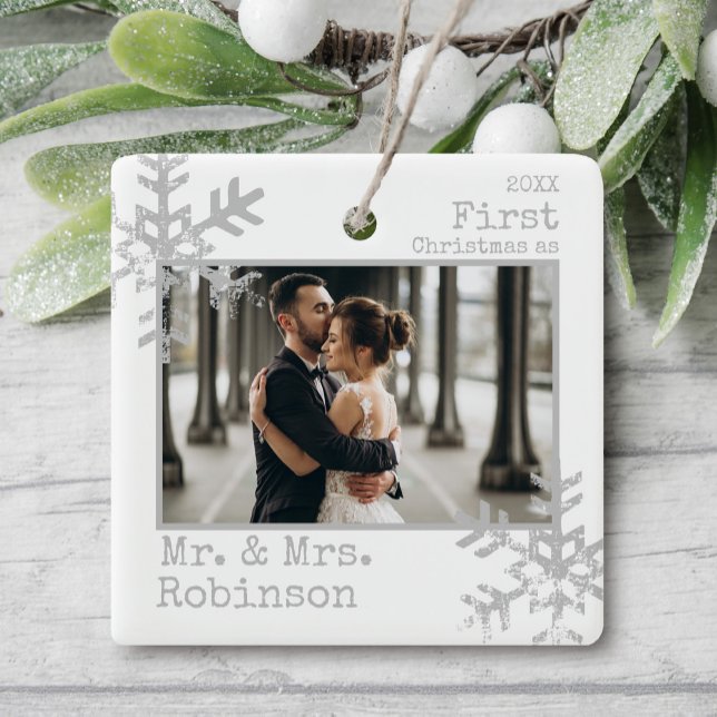 Vit 1:a jul, mr. & Mrs Photo Julgransprydnad Keramik (Rustic snowflake newlywed holiday keepsake photo ornament perfect for gifts to bring joy to others.)