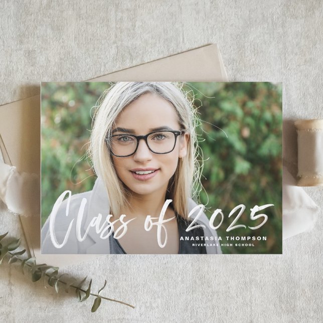 Vit 2025 Brush Lettering Foto Examen Inbjudningar (Customizable photo graduation announcement featuring brush lettering.)