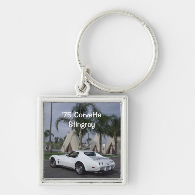 Vit '75 Corvette Stingray Keychain Fyrkantig Silverfärgad Nyckelring (Framsidan)