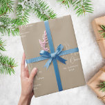 Vit abstrakt i Beige renar, modern jul Presentpapper<br><div class="desc">Beige-bakgrunden och en mönster av vit abstrakt,  en linjesren. Anpassa och lägg till ditt namn och år. Text; God jul</div>