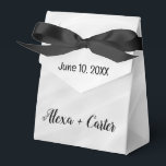 Vit abstrakt vigselmarmor presentaskar<br><div class="desc">Mjuk vit marmorerad abstrakt design med text.
All text kan ändras.</div>