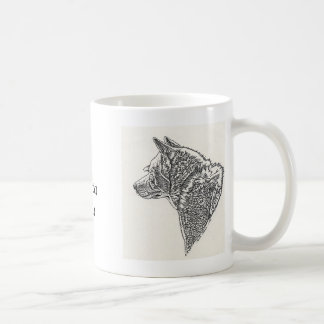 Vit Akita Inu skissar den keramiska muggen Kaffemugg