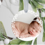 Vit andedräkt | Baby Första jul Julgransprydnad Keramik<br><div class="desc">Julprydnad som du kan lägga till ditt eget foto till för att hedra din baby första jul. Det är dekorerat med en enkel vit andedräkt med löv och bär. Lägg ditt barns namn och födelsestatus på baksidan i vitt mot en underbar skugga av rosa.</div>