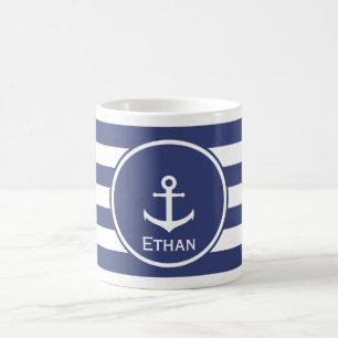 Vit ankrar med blått- och vitrandar kaffemugg