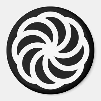 Vit armenisk eternitetssymbol på svart magnet