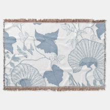 Vit bakgrund Fintvätt av blå japanska blommor