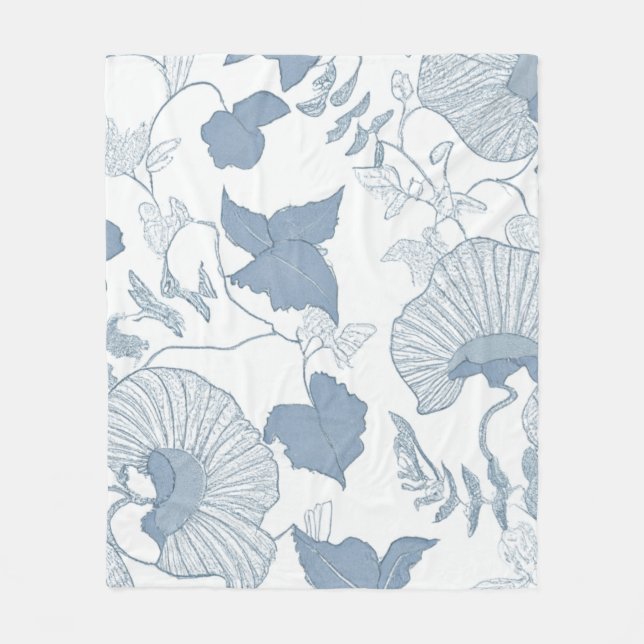 Vit bakgrund Fintvätt av blå japanska blommor Fleecefilt (Framsidan)